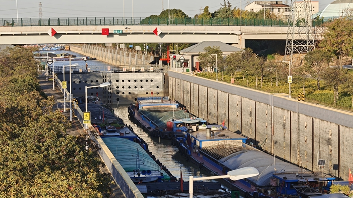 镇江谏壁船闸，货船正在过闸。江苏海事局供图