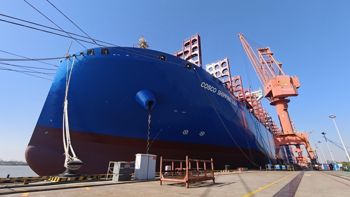 扬州中远海运重工的造船码头，一艘16000TEU甲醇双燃料集装箱船正加紧建造。江苏海事局供图