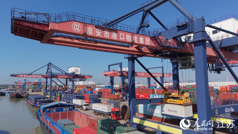 淮安港内，高耸的龙门吊往复作业，各类集装箱从这里运往世界各地。人民网记者 余乐摄