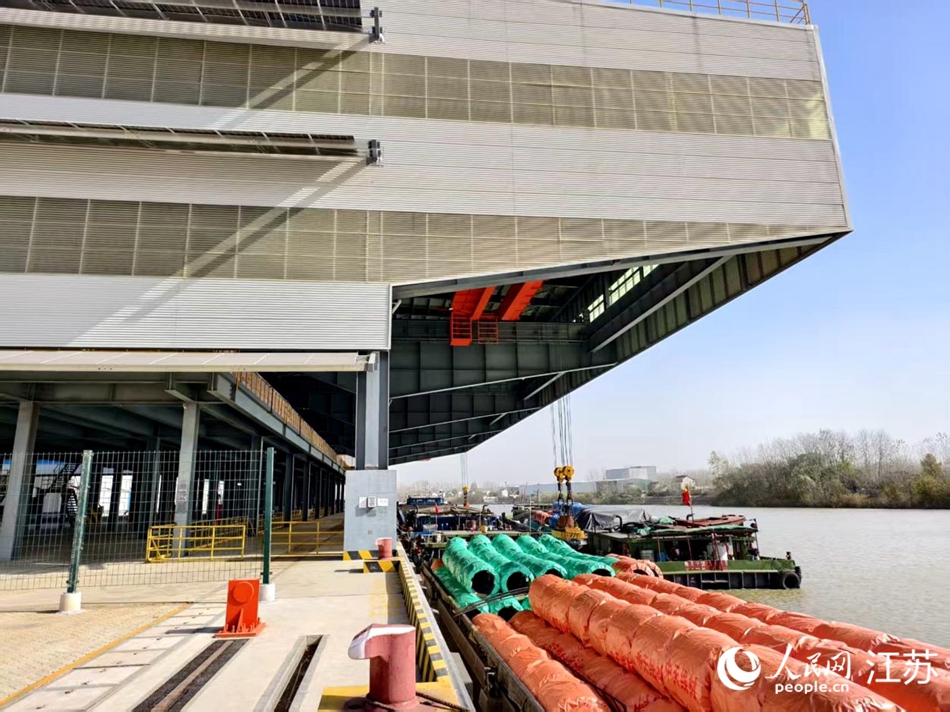 中天钢铁码头沿盐河而建，货物经自动化栈道直抵车间，每年为企业节省近亿元的运输成本。人民网记者 马晓波摄