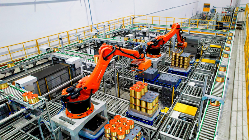 中天钢铁生产线上，机器人机械手正在生产钢帘线。受访者供图