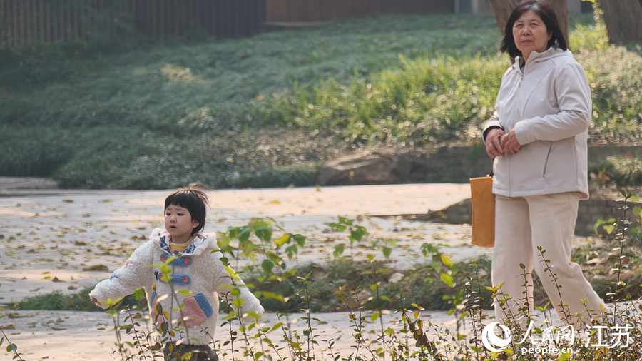 “七河八岛”之一的凤凰岛上，游人前来赏景。人民网 徐晨曦摄