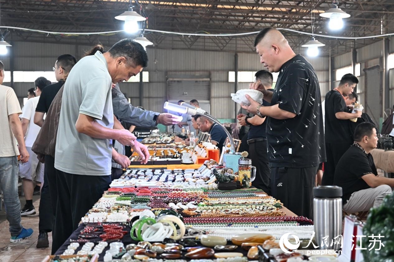 今年十月惯例举行的一场玉石大集,吸引了周边上千名玉石从业者。人民网记者张瀚天摄