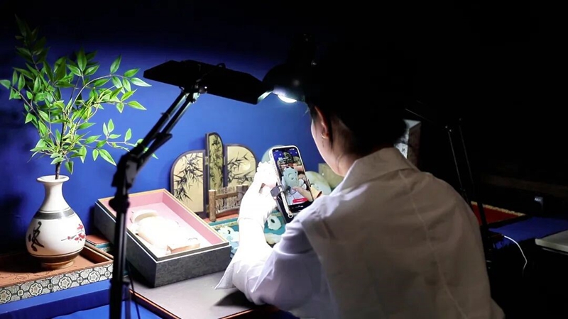 本地主播正在进行直播电商销售玉石产品。邳州市委宣传部供图