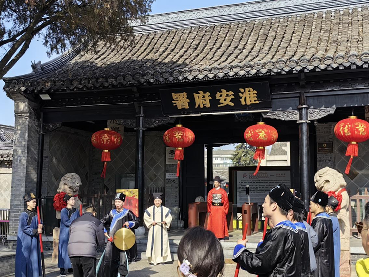 位于淮安区的淮安府署门前,演员们正在表演情景剧。淮安市委网信办供图