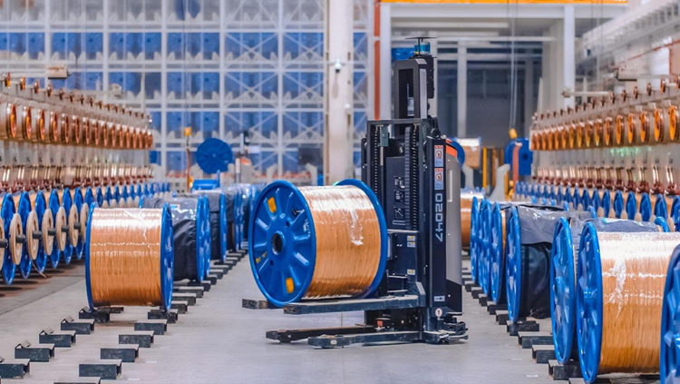 中天钢铁生产车间，AGV智能无人小车正在运输钢帘线盘条。受访者供图