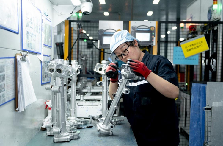 江苏纽泰格科技集团有限公司，女工正在检测产品。淮安市委网信办供图