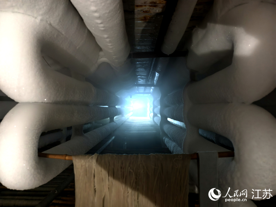 粉丝需送入零下8℃的冷库冷冻10小时，才能独具韧性。人民网记者 马晓波摄