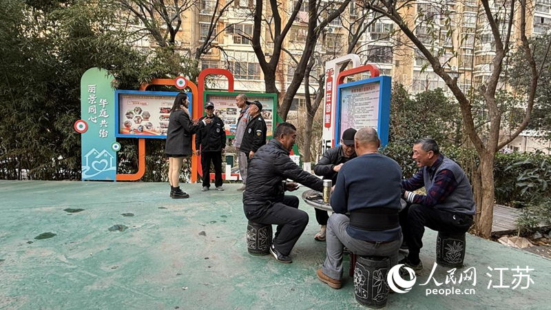 丽景华庭小区居民在新建成的休闲广场活动。人民网 杜沁萌摄