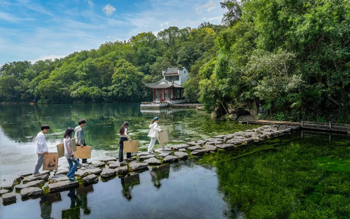 学生们带着画板走进写生点位。南京江北新区浦口文联供图