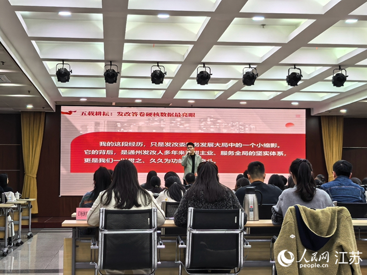 王草原在“青年说·思想汇”平台分享。人民网记者 王继亮摄