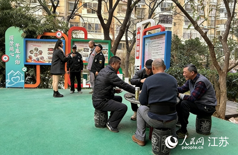 丽景华庭小区居民在新建成的休闲广场活动。人民网 杜沁萌摄
