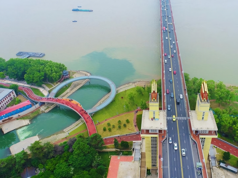 俯瞰南京长江大桥与亲水圆环景观桥。冷金明摄