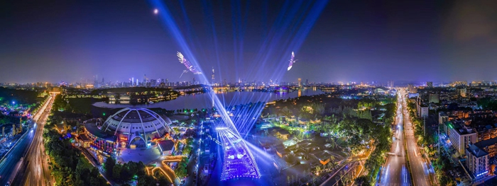 环玄武湖地区夜景。玄轩摄