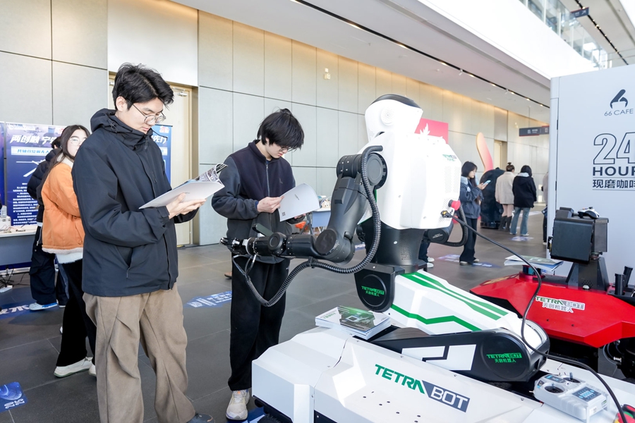 青年朋友了解天創機器人。