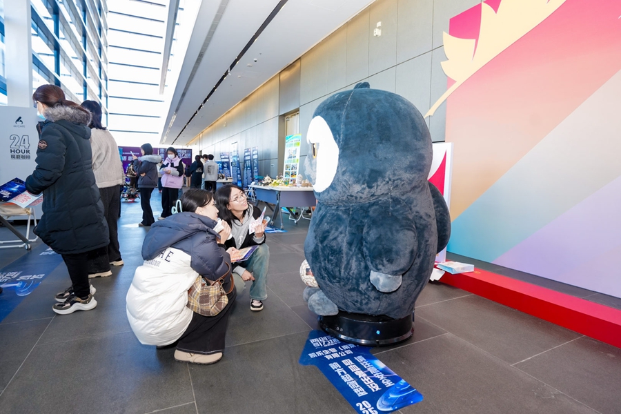 參觀者與“杜杜”互動。