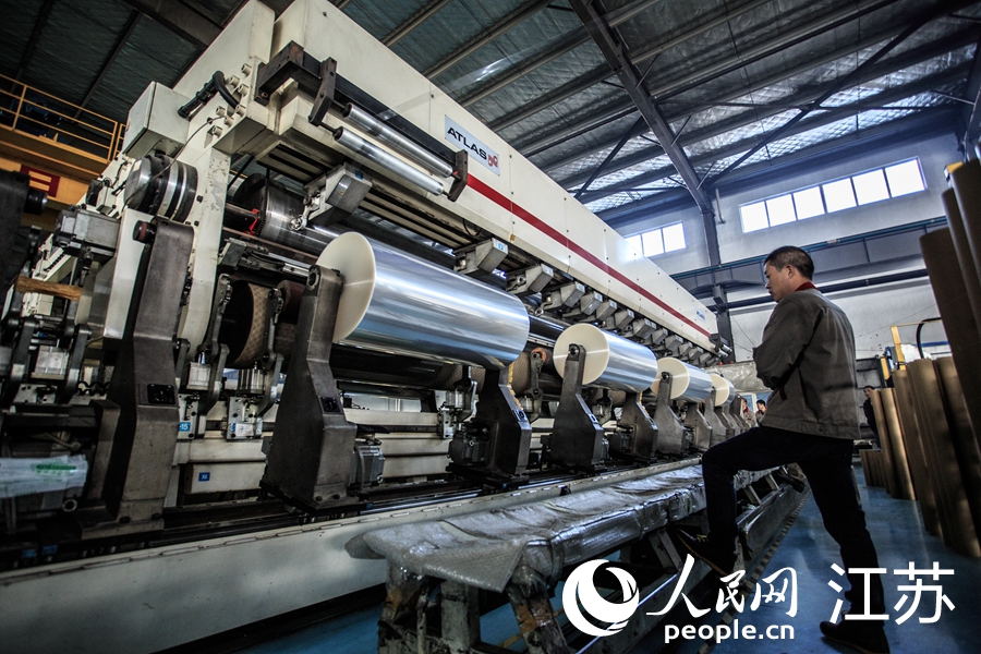 江苏汇丰薄膜有限公司工人正在分切双向拉伸聚丙烯薄膜材料。人民网记者 王丹丹摄