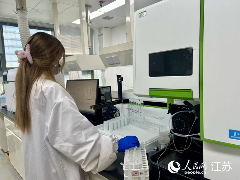 工作人员对土壤中营养元素进行检测与分析。人民网记者 王丹丹摄