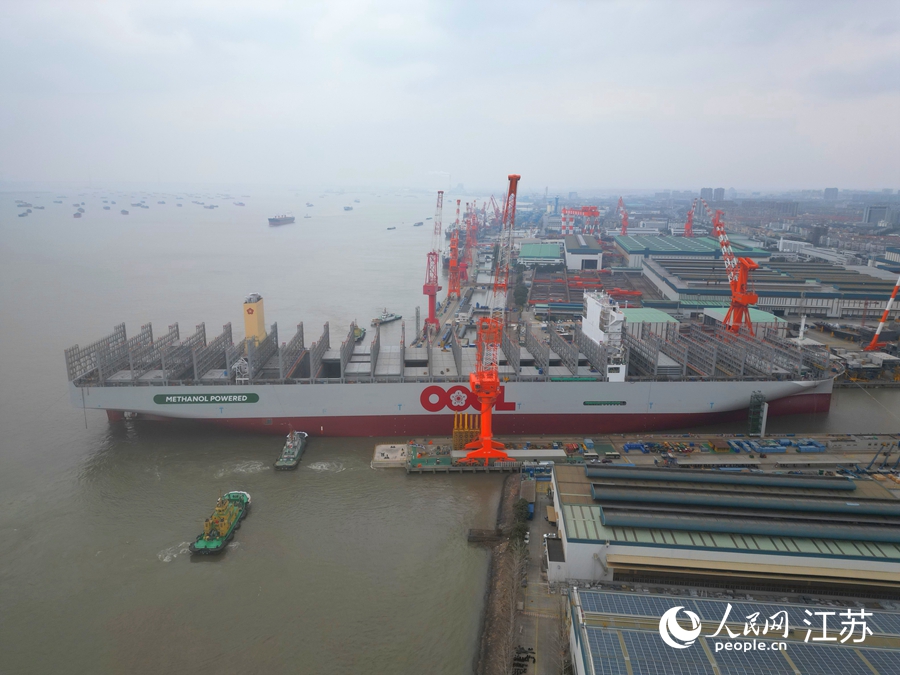 24000 標箱甲醇雙燃料集裝箱船在南通順利下水。人民網記者 王繼亮攝