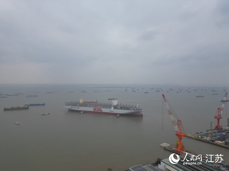 24000 標箱甲醇雙燃料集裝箱船在南通順利下水。人民網記者 王繼亮攝