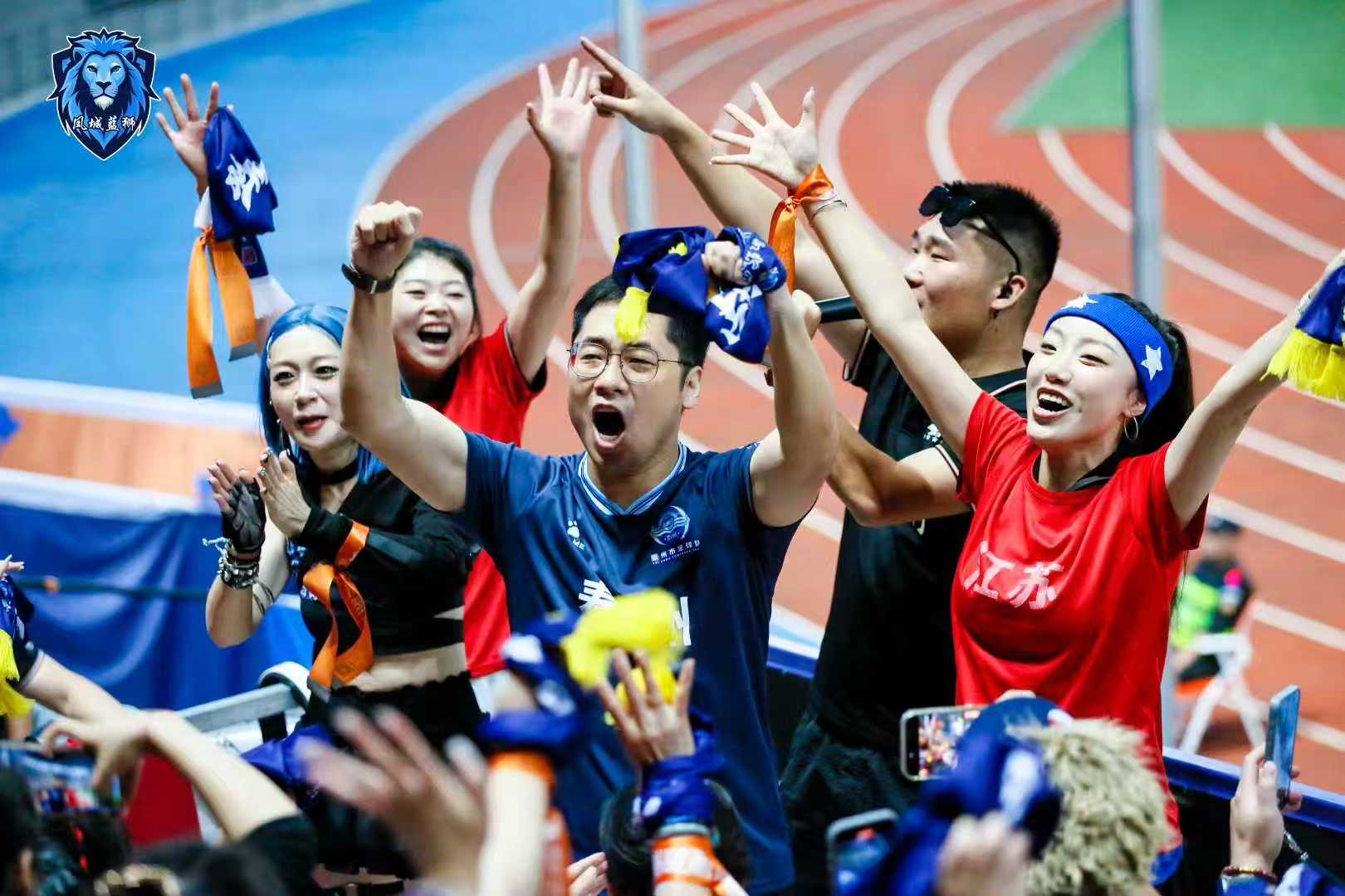 博主“叨叨傅”和球迷们互动。受访者供图