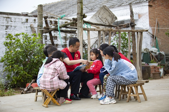 公益活动中的胡永。受访者提供