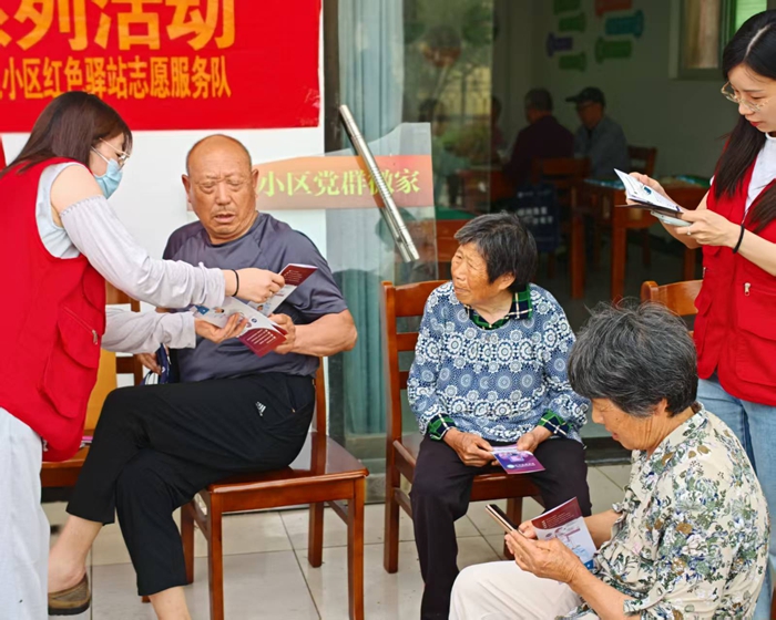 宿豫区志愿者为老年人讲解健康知识。受访者提供