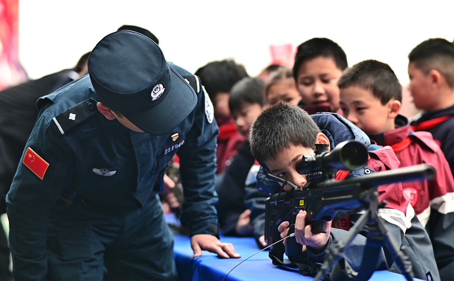 同学们体验警用枪支。主办方供图