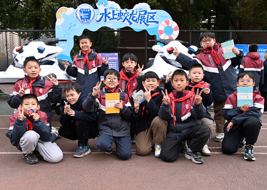 同學們在警用摩托艇前合影。主辦方供圖