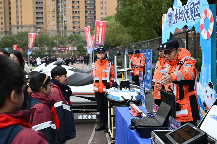 同學們在水上蛟龍展區觀看展示。主辦方供圖
