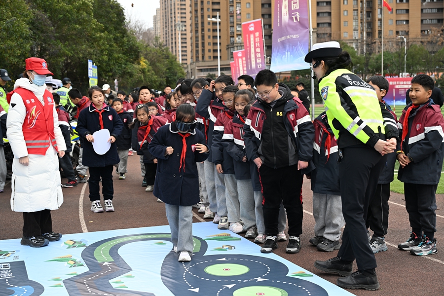 同學們體驗警用設備。主辦方供圖