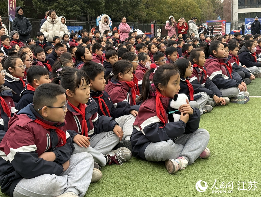 同學們觀看現場展示。人民網 劉益佳攝