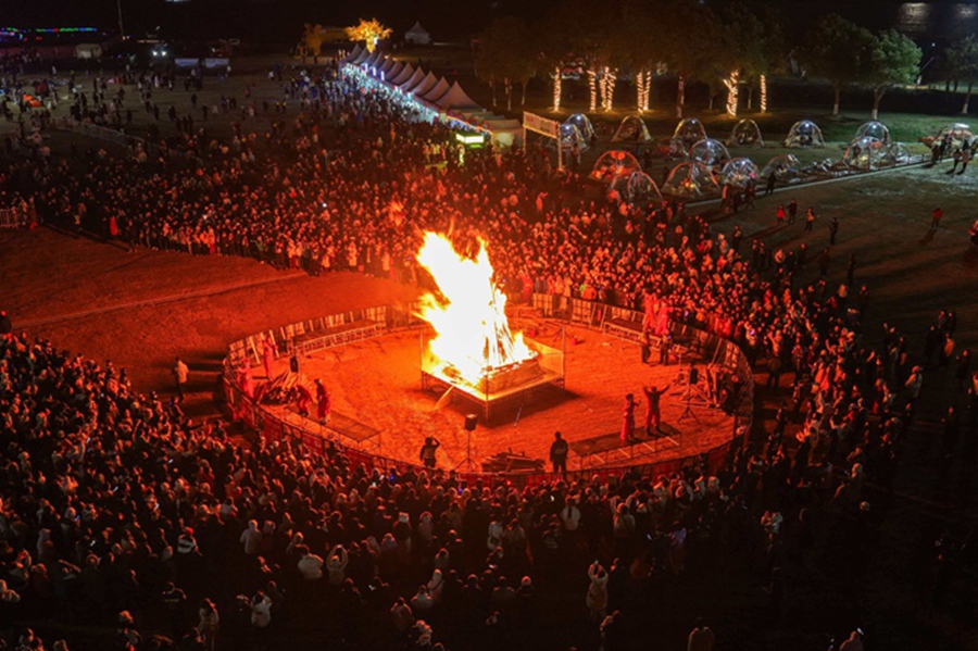 篝火晚会。刘列摄