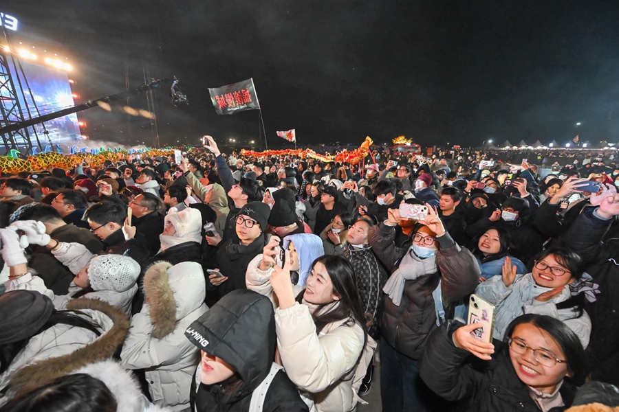 长达108节的高淳舞板龙蜿蜒穿梭于人群之中。刘列摄