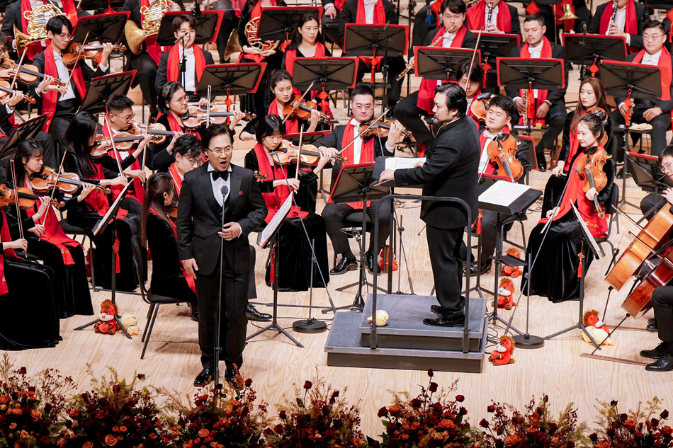 男中音歌唱家廖昌永献唱。宗晓东摄