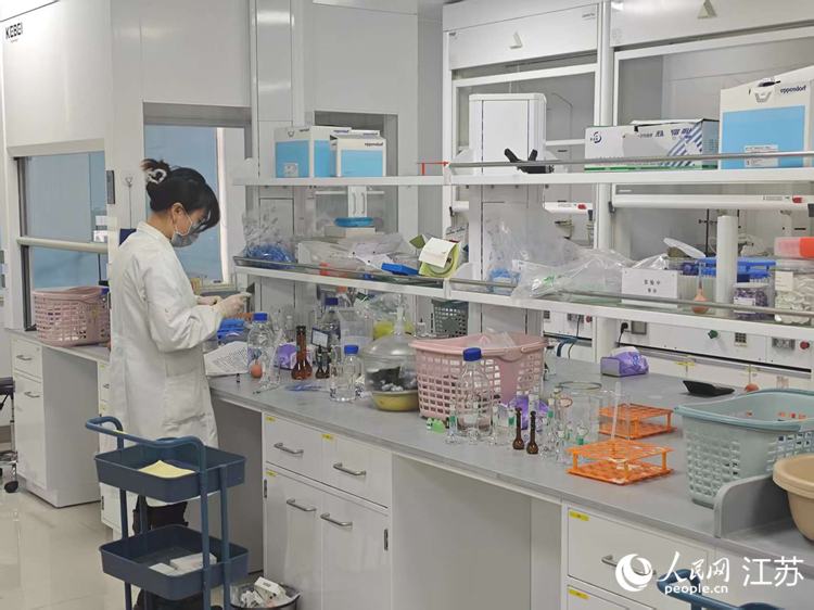 江苏省药品监督检验研究院连云港检验室工作人员对药品进行检验。人民网 李欣阳摄