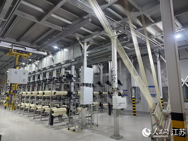 中復神鷹碳纖維生產線。人民網 李欣陽攝