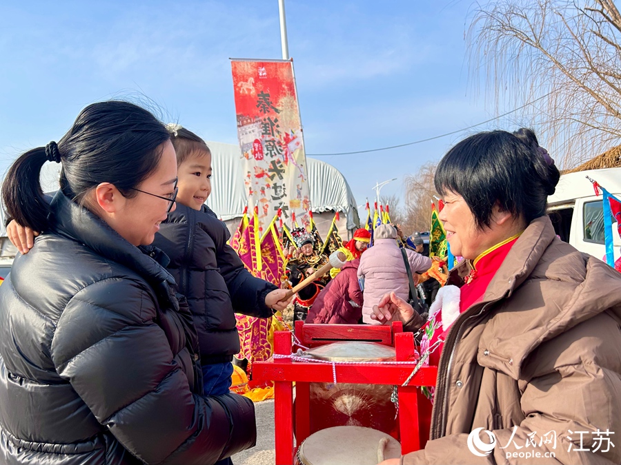 游客體驗民俗表演“打五件”。人民網記者 王丹丹攝