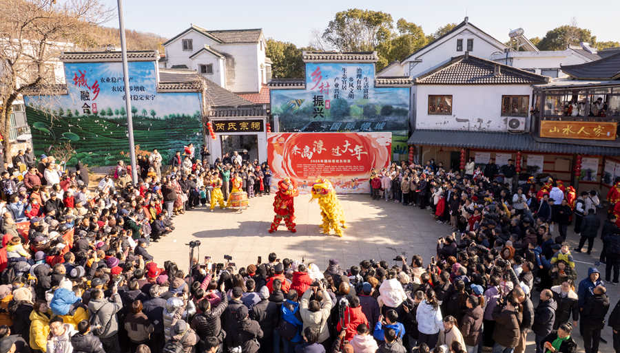 舞狮表演。丁劼摄