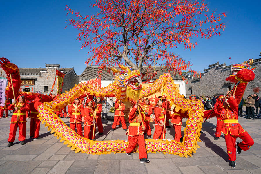 舞龙表演。丁劼摄