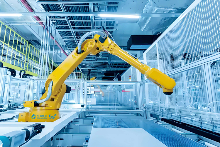 移动技术助力工厂无人化高效生产。江苏移动供图