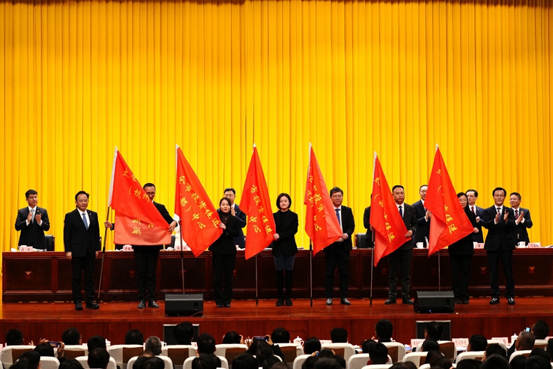 6个驻点招商机构获授旗。