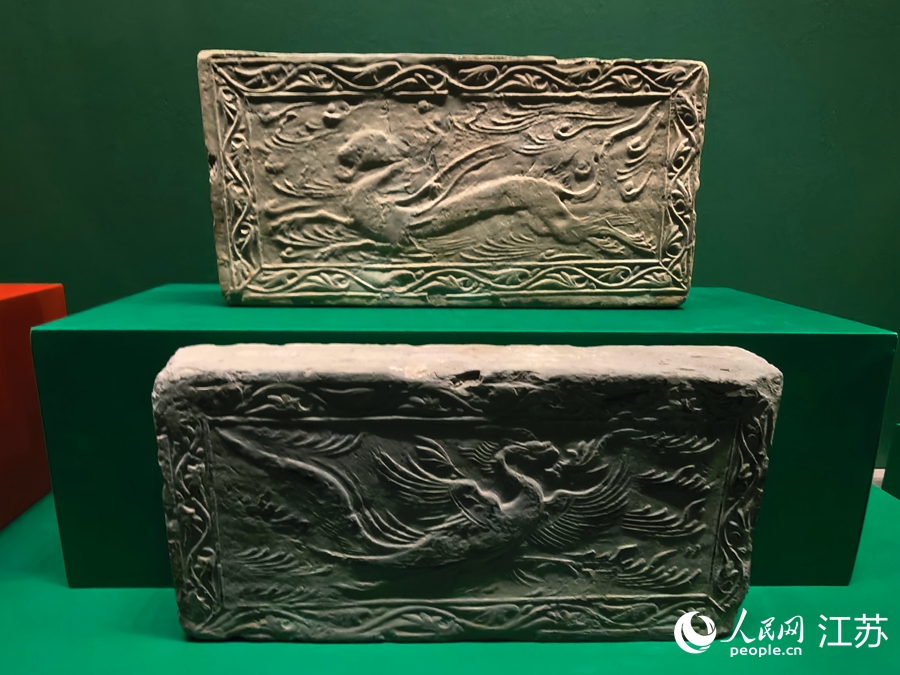 南朝白虎与朱雀画像砖。人民网记者 王继亮摄