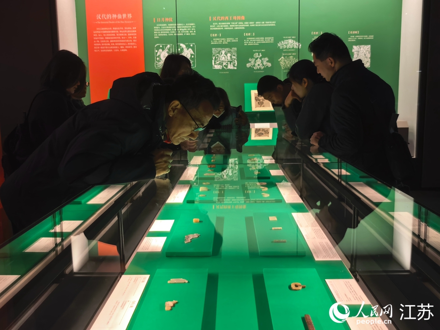 市民游客观展。人民网记者 王继亮摄