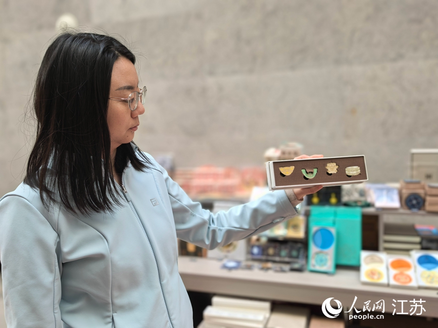 工作人员展示文创产品。人民网记者 王继亮摄
