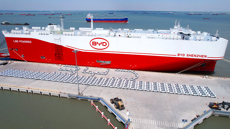 “比亞迪深圳”輪首航靠泊太倉港碼頭。