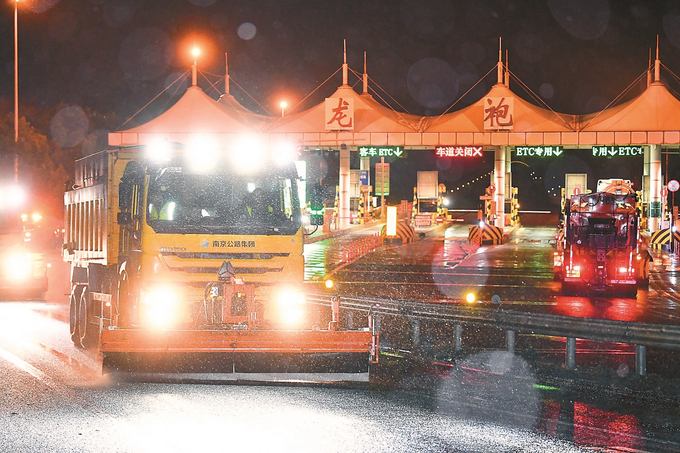 一月十九日深夜，南京市交通集团所属公路集团的冬防作业车在南京绕城高速四桥段进行除雪作业。 本报记者 万程鹏 摄