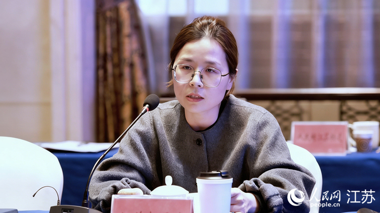 江苏新通达电子科技股份有限公司办公室主任朱晓双在活动现场发言。人民网 梁明摄