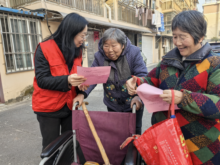 志愿者为老人宣讲防诈知识。大丰烟草供图