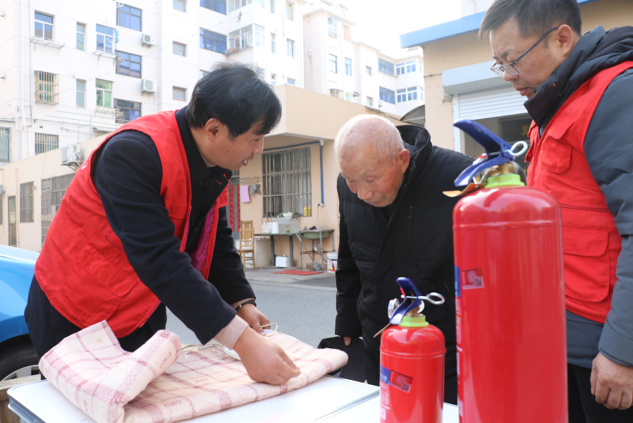 志愿者为老人科普居家安全知识。大丰烟草供图